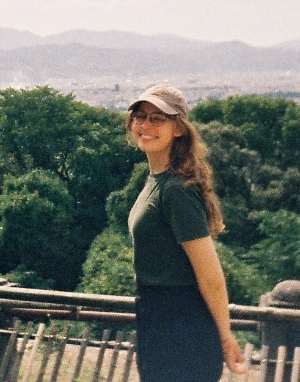 Vil with a ringnecke parrot on her sholder.